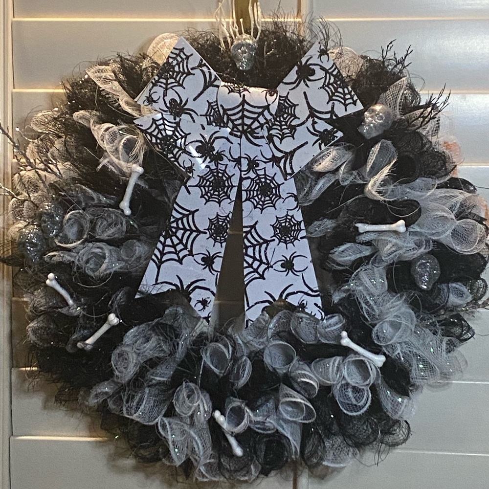 Skull and bones creepy decorative wreath